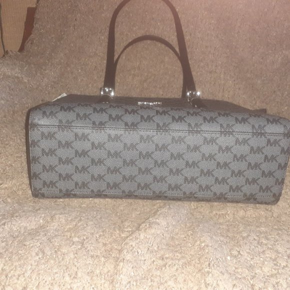 MICHAEL KORS-JET SET Charm-MD TZ Tote-Black Signature-NWT - Picture 7 of 8